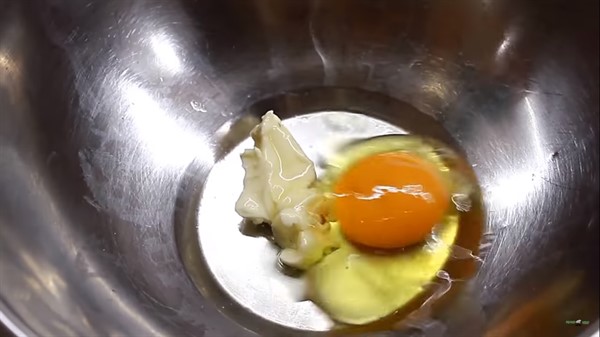 Перемешиваем яйцо со сливочным маслом.